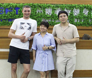 俄罗斯客户来中国找健身房器材羞羞视频在线观看免费